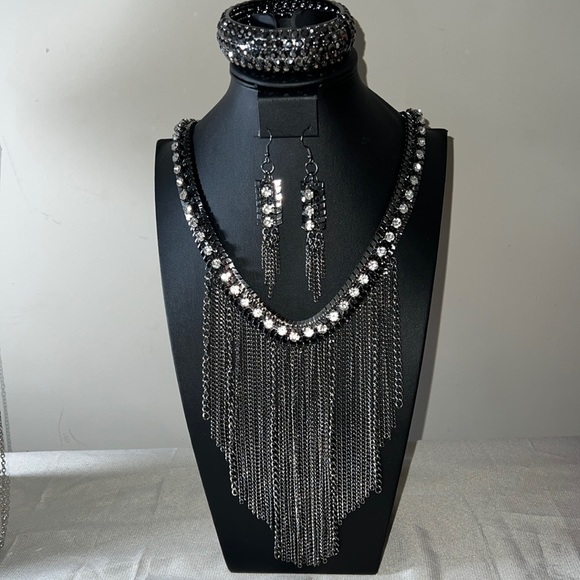 Accessories - NWOT Gunmetal with Rhinestones Necklace Set